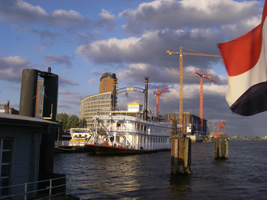 Nieuwbouw aan de rivier vanaf onze ligplaats