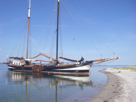 Met de kop op het strand (niet aan te bevelen met afgaand water)